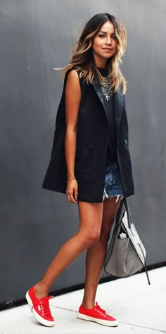 http://cheznoelle.com/2015/04/10/viciada-em-tenis/ Blogger Outfits, Sincerely Jules, Outfit Trends, Black Vest, Mode Inspiration, Red Shoes, Street Style Outfit, Outfits Casuales