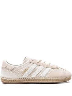 Find ADIDAS X Clot Gazelle Sneakers on Editorialist. ivory white/light beige suede panelling stitched edge embroidered logo to the side hand embroidered glass beaded 3-Stripes logo round toe front lace-up fastening branded insole rubber outsole These styles are supplied by a premium and authenticated sneaker marketplace. Stocking only the most sought-after footwear, they source and curate some of the most hard to find sneakers from around the world. Whales Bonner Adidas, Coolway Sneakers, Adidas Beige, 2025 Shoes Trends Women, Cute Sambas, Shoes Ideas, Everyday Sneakers, Staple Shoes, Balenciaga Track