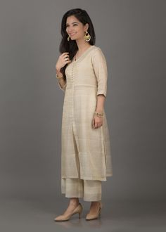 Onam Outfits, Simple Kurta, Salwar Neck Designs, Churidar Neck Designs, Stylish Kurtis Design, New Kurti Designs