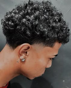 Curly Hair Taper, Taper Fade Short Hair, Taper Fade Curly Hair, Fade Haircut Curly Hair, Haircut Selfie, Curly Hair Fade, Haircut Curly Hair, Men Haircut Curly Hair