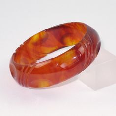 Bakelite Bracelets, Red Tea, Marble Colors, Elegant Red, Colorful Bracelets, Bracelet Bangle, Vintage Accessories, Used Furniture, Vintage Antiques