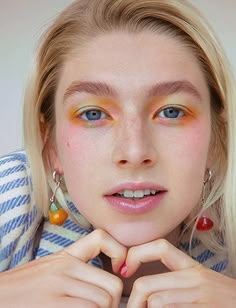 Hunter Shafer, Neon Eyeshadow, Hunter Schafer, Euphoria Makeup, Neon Makeup, Cosmopolitan Magazine, Viva Glam, Make Up Inspo