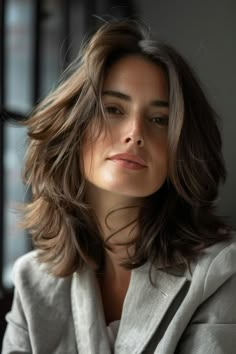 Side Part Haircut Layers, Fox Haircut Medium Length, Beautiful 40 Year Old Women, Mid Length Hair Side Part, 2024 Hair Trends For Women 40 Years Old, Hair Cut For 40 Year Old Women Over 40, Mid Length Hairstyle Women, Mid Layered Haircuts, Mid Length Hair With Layers Side Part