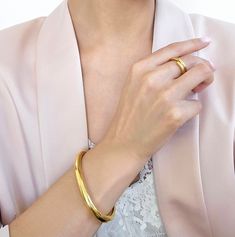 The Loretta Cuff, plated in exquisite 14k gold or silver finish, offers a minimalistic charm. Its versatility makes it a perfect complement to other bracelets. We offer resizing options to ensure the best fit. A timeless classic for your collection. View this post on Instagram A post shared by 𝔹𝕠𝕦𝕟𝕜𝕚𝕥 𝕁𝕖𝕨𝕖𝕝𝕣𝕪 (@bounkitnyc) Interchangeable Earrings, Beauty Of Simplicity, Multiple Bracelets, Felt Pouch, The Minimalist, Gold Plated Rings, Understated Elegance, Perfectly Imperfect, Modern Aesthetic