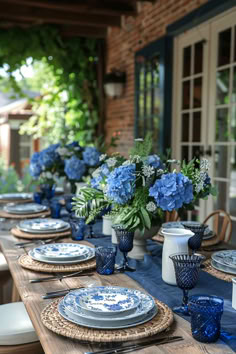 40 Elegant Outdoor Table Decor Ideas for a Classy Affair Blue And White China Wedding Decor, Blue China Wedding Decor, Blue Tablescapes, Blue And White Party, Blue And White Tablescapes, Blue And White Table Setting, Blue Table Settings, Outdoor Table Decor, Balkon Decor