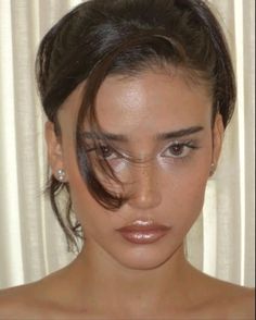 Real Wedding Makeup, 1995 Makeup Looks, Fish Beauty Face Type, Gemini Venus Makeup, Ethereal Essence Makeup, Aries Venus Makeup, Aphrodite Makeup Goddesses, Low Contrast Face, Pisces Rising Makeup