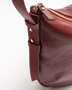 Shoulder bag adatta sia di giorno che per impegni di lavoro. Unico vano interno con tasca in pelle per piccoli oggetti.Tracolla regolabile, chiusura a zip.Lunghezza manico: 78 cmLunghezza tracolla: 115 cm regolabile, 4 buchiMateriale: est. 100% pelle di vitello; int. in microfibra scamosciata ton sur tonAccessori metallici: finitura oroAltezza: 26 cmLarghezza: 40 cmProfondità: 3,5 cmPeso: 398 gr - Tutti i prodotti EUTERPE sono realizzati in Italia.- Tutta la nostra pelle è conforme alla normativa UE (REACH).