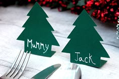 there are two place cards with trees on them