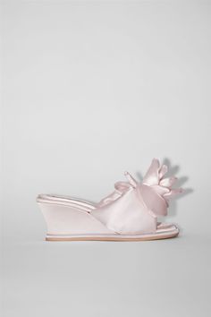 Satin wedge sandal Funky Heels, Princess Closet, Alien Girl, Rose Shoes, Men's Shoes Accessories, Women's Shoes Accessories, Rosé Details, Rose Pale, Pink Sandals