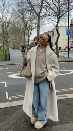 Covent Garden Outfit, Peacoat Street Style, Geneva Winter Outfit, Europe Women Fashion, City Lunch Outfit, Amsterdam Fits Winter, Winter Outfits Wool Coat, City Girl Aesthetic Outfit Winter, Durdle Door Outfit