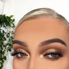 Gold Makeup Wedding Looks, Smokey Bronze Eye Makeup, Gold Makeup Looks For Prom, Gold Smokey Eye Makeup, Glitter Dorado, Ball Makeup, Gold Smokey Eye, Gold Makeup Looks, Gold Eye Makeup