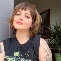 Shag Bob Round Face, Shaggy Short Hair Square Face, French Shag Haircut Short, Short Bob Bangs Round Face, Short Textured Bangs, Straight Shaggy Bob, Textured Bangs Short Hair, Chin Length Shaggy Bob With Bangs, Bob Hairstyle With Bangs Women