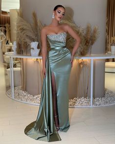 Daisda trägerloses, mit Perlen verziertes, ärmelloses, geteiltes Ballkleid mit Rüschen Satin Formal Gown, Prom Dress Mermaid, Split Prom Dresses, Strapless Prom Dress, Dusty Sage, Strapless Prom Dresses, Prom Dresses 2024, Homecoming Party, Prom Dresses Sleeveless