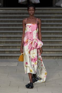 Erdem Spring 2025 Ready-to-Wear Collection | Vogue Farm Fashion, Peplum Designs, Retro Garden, English Fashion, Floral Printed Dress, Runway Trends, Spring Fashion Trends