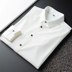 Dieses Business Casual Langarmhemd mit Umlegekragen ist aus extra weicher Baumwolle und hochwertigem Elasthan gefertigt, was dem Hemd die Eigenschaft verleiht, sich elastisch an jeden Körpertyp anzupassen. Es verfügt über einen klassischen Kragen und kann zu verschiedenen Outfits getragen werden. Es ist bequem und wurde für diejenigen entworfen, die Stil und Selbstvertrauen zugleich ausstrahlen.



Vorteile:Komfort & Atmungsaktivität

Stil: Lässig / Elegant

Geschlecht:Männer

Saison:Ganze Saiso Luxury Long Sleeve Polo Shirt With Button Closure, Luxury Semi-formal Shirt With Button Closure, Luxury Slim Fit Long-sleeved Dress Shirt, Casual Long Sleeve Shirts, Vertical Stripes, Shirt Collar, Classic Shirt, Equatorial Guinea, Guinea Bissau