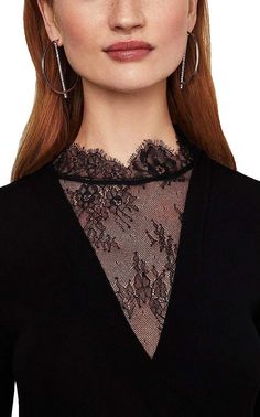 Un delicado ribete de encaje se asoma desde el cuello en V y la abertura de la falda del sutilmente elegante vestido de manga larga de BCBGMAXAZRIA.
 Ribete de encaje en el escote y abertura en el dobladillo
 silueta media
 Estilo de jersey
 Sin forro
 cuello en V
 Exterior: 94% rayón, 6% licra
 Encaje: nailon
 Lavable en la lavadora Feminine Long Sleeve Lace Evening Dress, Feminine Long Sleeve Midi Dress With Lace Trim, Elegant Long Sleeve Dress With Lace Sleeves For Evening, V-neck Lace Dress With Lace Trim For Night Out, Elegant Lace V-neck Dress For Night Out, Feminine Long Sleeve Lace Dress For Formal Occasions, Formal Feminine Long Sleeve Lace Dress, Evening Dresses With Lace Collar, Formal Long Sleeve Feminine Lace Dress