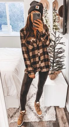 Barnyard Outfit Women, Casual Winter Outfits Flannel, Black Jeans And Flannel Outfit, Flannel Friday Outfit, Womens Fall Outfits Casual, Dixxon Flannel Women Outfit, Winter Vacay Outfits, Stylish Mom Outfits Winter, Casual Edgy Outfits Fall