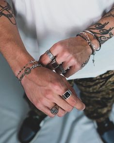 Fabian Prewett, Billionaire Men, Bracelet Aesthetic, Rock Rings, Ring Tattoos, Fall Outfits Men, Mens Rings, Memes Status