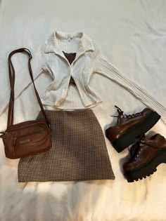 Short Brown Skirt Outfit, White And Brown Outfit, Academia Aesthetic Outfit Summer, Brown Clothes Aesthetic, Dark Academia Outfits, Dark Academia Fashion, Academia Fashion