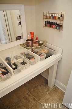 I don't even need or want a vanity, but this us brilliant. -nm Diy Makeup Organizer, Easy Diy Makeup, Glass Top Vanity, Rangement Makeup, Diy Makeup Storage, Makeup Display, Makeup Organization Diy, Diy Vanity, Vanity Room