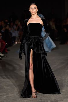 Black Velvet Strapless Bubble Peplum Gown with High Slit Shrug Not Included Made to order, Final Sale Please allow 4-6 Weeks to ship Made in NYC For inquiries email info@christiansiriano.com Look Gatsby, Peplum Gown, Runway Gowns, Runway Dresses, Christian Siriano, Velvet Fashion, Couture Gowns, Fall 2022, Moda Vintage