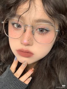 Aesthetic Specs For Round Face, Korean Glasses Aesthetic, Aesthetic Glasses Frames Korean, Glasses Frames Trendy Round Face, Blondes With Glasses, Cute Glasses Frames For Women, Square Glasses Aesthetic, Makeup Looks With Glasses