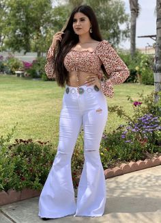 White Bell Bottom Jeans Outfit, Flare Jeans Outfit Western, White Bell Bottoms Outfit, Outfit Jaripeo, White Flare Jeans Outfit, White Bell Bottoms, Bottom Jeans Outfit, Jaripeo Outfits, Takuache Girl Outfits