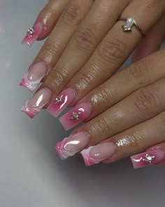 Vos ongles de baddies c’est trop pour moi 🩷 #nails #nailsstrasbourg #frenchnails #nailart #nailartstrasbourg #onglesstrasbourg #ongles #3Dnails #prothesisteongulaire Preppy Nails White, All Out Nails, Nails Court, Nails Collage, Colombia Nails, Nails For Baddies, White Nails With Designs, White Tip Acrylic Nails, 2025 Nails