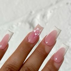 Nail Idea With Flowers, Nails With One Nail Design, Nail Into Summer, Nails Acrylic For Summer, Nails With One Design, Summer Flowers Nails, Nail Inspired Summer, Trendy Nails Ideas For Summer, Square Design Nails