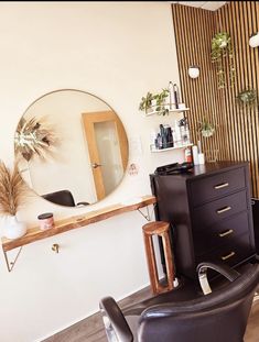 Salon Black And Gold, Home Salon Ideas Small Diy, Barber Studio Ideas, Salon Remodel, Garden Spa, Hair Stations, Home Beauty Salon, Dream Salon, Salon Suites Decor