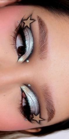 Star Themed Makeup Look, Star Rave Makeup, New Years Makeup Hooded Eyes, New Years Eye Shadow, Colorful Makeup Looks Eyeshadows, Christmas Makeup Brown Eyes, Makeup Ideas For New Years, Glitter Graphic Liner, Cat Eye On Hooded Eyes