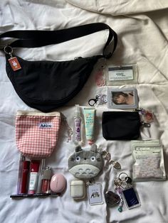 Baggu Whats In My Bag, Small Brands Clothing, Whats In My Bag Aesthetic Korean, Uniqlo Bag Aesthetic, What’s In My Baggu, Whats In My Travel Bag, Whats In My Bag Aesthetic, What’s In My Bag Aesthetic, Makeup Ideas Winter