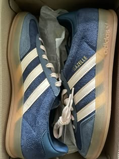 Adidas gazelle, navy, pink, shoes, outfit, outift inspo, lifestyle, aesthetic Navy Gazelle, Adidas Gazelle Navy, Satellite Stompers, Preteen Shoes, Pink Shoes Outfit, Men's Adidas (men), Vintage Style Shoes, Winter Wishlist, Christmas List Ideas