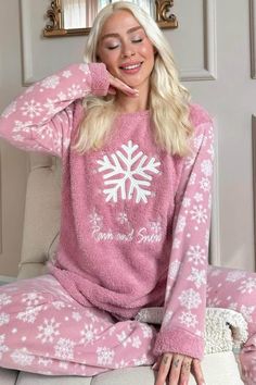 Stay warm and stylish this winter with our Snowflake Plush Pajama Set for Women, designed with a charming snowflake print. Made from ultra-soft plush fleece, this pajama set is perfect for keeping cozy during cold nights. The snowflake design adds a festive and wintry touch, making it ideal for the holiday season or simply enjoying the colder months in comfort. This pajama set features long sleeves and an elastic waistband, offering both warmth and a snug fit for relaxed evenings at home or a restful night's sleep. The plush fleece material ensures softness and warmth, making it a must-have for your winter loungewear collection. Features: Ultra-soft plush fleece for warmth and comfort Festive snowflake print design Long sleeves and elastic waistband for a perfect fit Ideal for winter loung Winter Loungewear, Warm Pajamas, Snowflake Print, Pajama Outfits, Winter Pajamas, Snowflake Design, Cold Nights, Womens Pyjama Sets, Christmas Pajamas