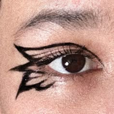 Cool Black Eyeliner Looks, Artistic Eyeliner, Creative Eyeliner Looks, Design Eyeliner, Halloween Makeup Beauty, Eyeliner Idea, Eyeliner Design, Creative Eyeliner, Eyeliner Types