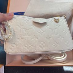 New Never Worn Louis Vuitton Easy Pouch Cream Color Handbag. Bought In Paris At Galeras Lafayette Summer 2023. Cute Louis Vuitton Bags, Lv Bags Louis Vuitton Handbags, Louie Vuttion, White Louis Vuitton Bag, Purse Louis Vuitton, Louis Vuitton Felicie Pochette, Louis Bag, Louis Vuitton Totally, White Louis Vuitton