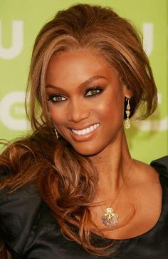 Volumnious hairdo of Tyra Banks! Tyra Banks Runway, Side Ponytails, Estelle Lefébure, Brand Stories, Fishtail Braid Hairstyles, Icy Girl, Side Ponytail