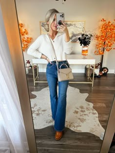 Flare Jeans Winter Outfit, Flare Jeans Winter, Flared Jeans Outfit Fall, Flare Jeans Outfit Winter, Flare Jeans Fall, Sarah Outfits, Flare Jeans And Boots, Walk Fit, Granola Mom