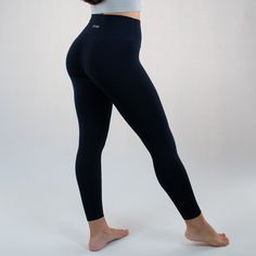 IDEAL PARA: Ropa casual, Danza, HITT, Levantamiento de pesas, Yoga + Pilates + Barra

SE SIENTE COMO: Diseñado con una tela suave como la mantequilla que ofrece la cantidad perfecta de elasticidad y compresión. Muy transpirable.

POR QUÉ LOS AMAMOS: Increíblemente halagadores. Le permite moverse libremente mientras brinda soporte completo.

 EXTRAS: Sin costura frontal, lo que elimina el look camel toe. ¡La pelusa y el cabello no atraen!

Las recomendaciones de tamaño son las siguientes:

0/2-