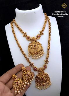 Matte Gold Necklace, South Indian Bridal Jewellery, Gold Bridal Necklace, Jewelry Traditional, Indian Bridal Jewellery, Silk Gifts, Gold Necklace Indian, Gold Necklace Indian Bridal Jewelry, Jewellery Bridal