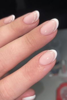 26 Best Christmas Nail Ideas to Celebrate the Holidays - Mozie Nail Ideas White Almond, White French Tip Nails Chrome, White Sparkly French Tips, Almond Nails Pearl, Pearl Nails White, Nails Santa Hat, Christmas French Tip Nails, Chrome White Nails, French Tip Nails Chrome