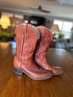 Vintage Wrangler cowboy boots with stitched floral pattern. Keep them as is for a great broken in vintage look or clean and polish for a newer look. Size 6. Free shipping! Wrangler Cowboy, Vintage Wrangler, Cowboy Western, Western Cowboy Boots, Western Cowboy, Boot Shoes Women, Western Boots, Vintage Look, Vintage Looks