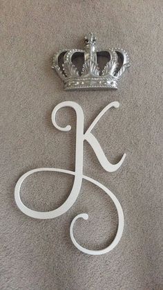 the letter k has a crown on top of it