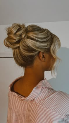 Hoco Hairstyles Updo Bun, Up Hoco Hairstyles, Cute Hair Styles For Hoco, Hoco Hairstyles Bun, Midi Bun Wedding Hair, Slick Back Updo Hairstyles, Middle Bun Hairstyles, Formal Hairstyles Bun, Hoco Hair Updo