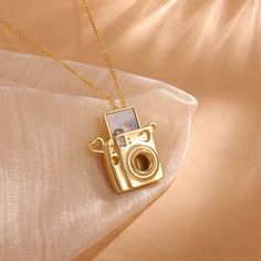 Custom engraved Locket with Photo Necklace,Mini camera Photo Necklace gift for MOM,Best friend gift,Gift For Camera Lover,Gift for Her The simulated design of this necklace not only gives it a distinctive appearance, but also brings a unique artistic sense. It is like a small camera set on a necklace, and every detail shows the heart and skill of the maker. The built-in photo feature makes it even more personalized, and you can choose any special photo to make this necklace a unique and precious Viral Gifts For Women, Meaningful Engagement Gifts, Gifts For People Who Have Everything, Cute Lockets, Photo Present Ideas, Meaningful Gifts For Best Friend, Sentimental Birthday Gifts, Vintage Birthday Gifts, Cute Gifts For Mom