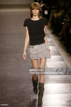 Isabel marant runaway Onto Better Things, 2000s Romcom, Isabel Marant Runway, Isabel Marant Style, 2000s Boho, Cool Girl Outfits, Summer Outfits Ideas, Model Runway, Imaginary World