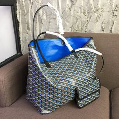 Charm - GOD Bags - 257 A+ Excellent Quality; Contact us if you've any questions in your mind. Louis Vuitton Luxury, Goyard Bag, Louis Vuitton Gucci, Chanel 2, Ladies Handbags, Louis Vuitton Bags, Grade 1, Designer Bags, Satchel Bags