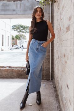 Attending Graduation Outfit Ideas Guest, Worship Outfits, Mode Chanel, Denim Skirt Outfits, Mode Boho, Skirt Denim, California Casual, Denim Midi Skirt, Mode Inspo