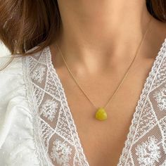 Lemon gem necklace. Lime Necklace. A Fidget necklace with a lemon gem pendant. You can wear it alone or as a stacking necklace. A dainty Gemstone necklace you will love! High-Quality 925 Sterling Silver * Finish:   24K Yellow Gold or Rose Gold. Handmade in Greece.   Moreover, this lemon necklace is a powerful crystal that promotes concentration & creativity! It is the perfect gift for your girlfriend, sister, bridesmaids, or even yourself! >>Chain SIZE Available options in length of  13,  14,  1 Lemon Necklace, Necklace Stacking, Fidget Necklace, Dainty Gemstone Necklace, Stacking Necklace, Luck Necklace, Gem Pendant, Green Stone Necklace, Good Luck Necklace