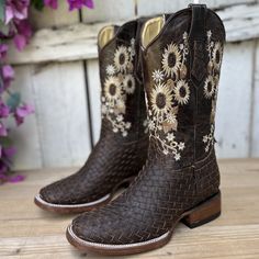 The price already INCLUDES taxes and shipping anywhere in the United States.
Combo DA-2403: Authenticity and style in petatillo leather. This brown boot and belt set enhances its design with the distinctive petatillo detail. Made in Mexico with high quality leather, each piece combines tradition and elegance. The boot, with flower embroidery on the shaft, provides a delicate touch, making this set a perfect choice for a western look with character and subtlety.
Description of the Boot:
Style: L Brown Western Boots, Brown Cafe, Boot For Women, Cowgirl Boot, Elegant Embroidery, Western Belt, Western Boots Women, Belt For Women, Western Look